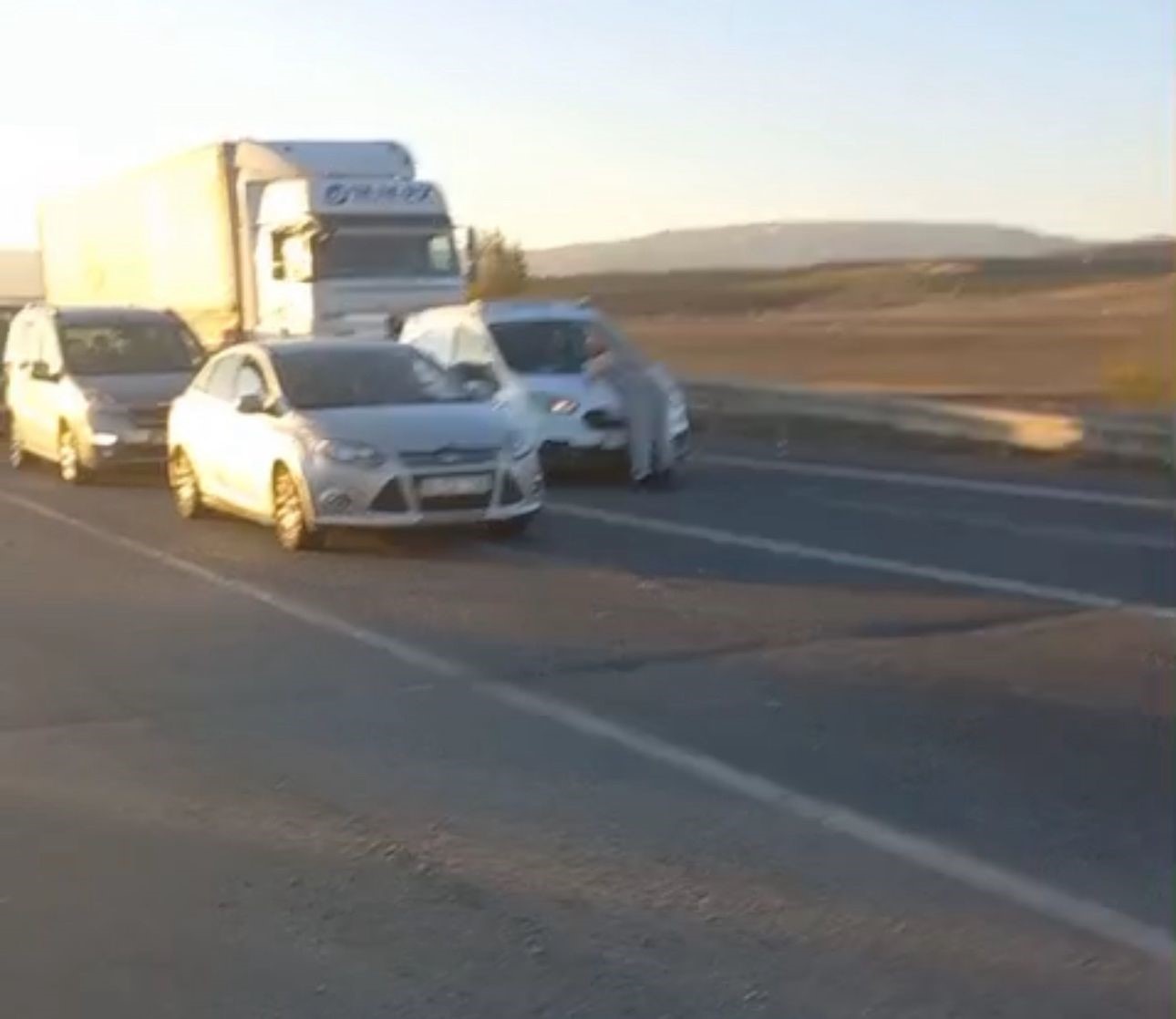 Trafiği birbirine kattı, araçların üzerine atladı, cam kırdı