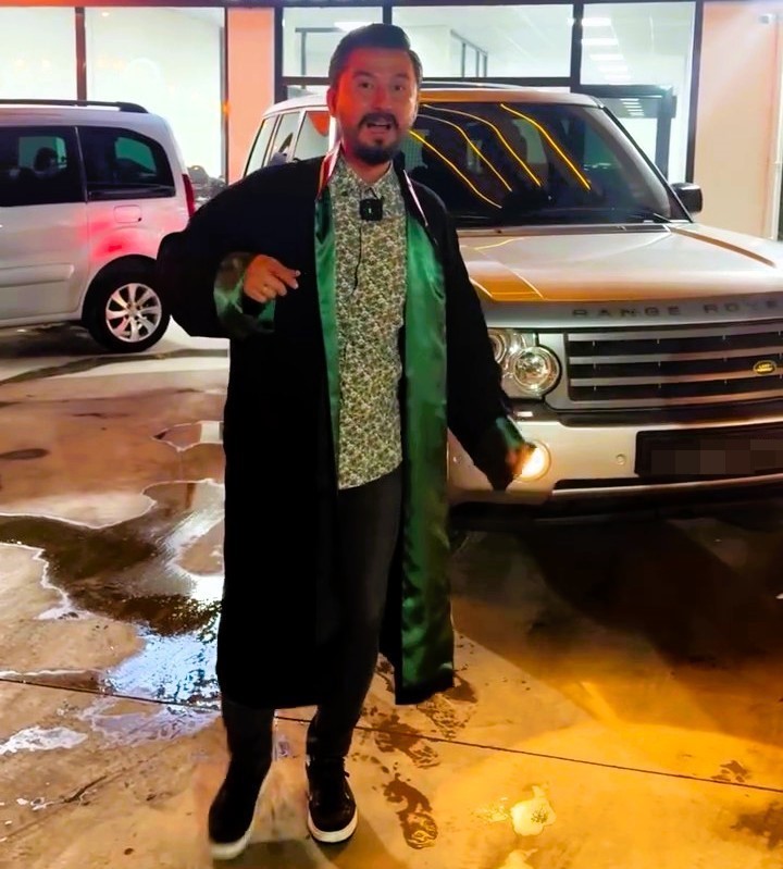 Avukat c&uuml;bbesi giyip ara&ccedil; tanıtımı yapan galerici: "Sadece farklı, dikkat &ccedil;ekici bir tanıtım olsun diye uğraştık"
