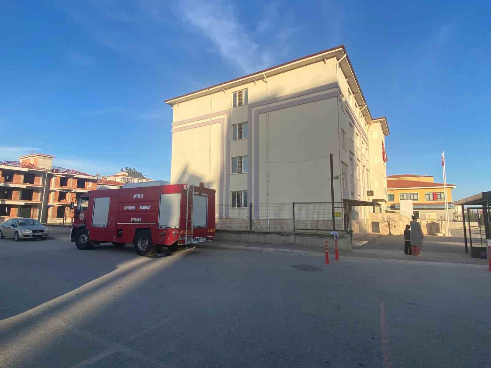 Okulda yangın alarmı paniğe sebep oldu