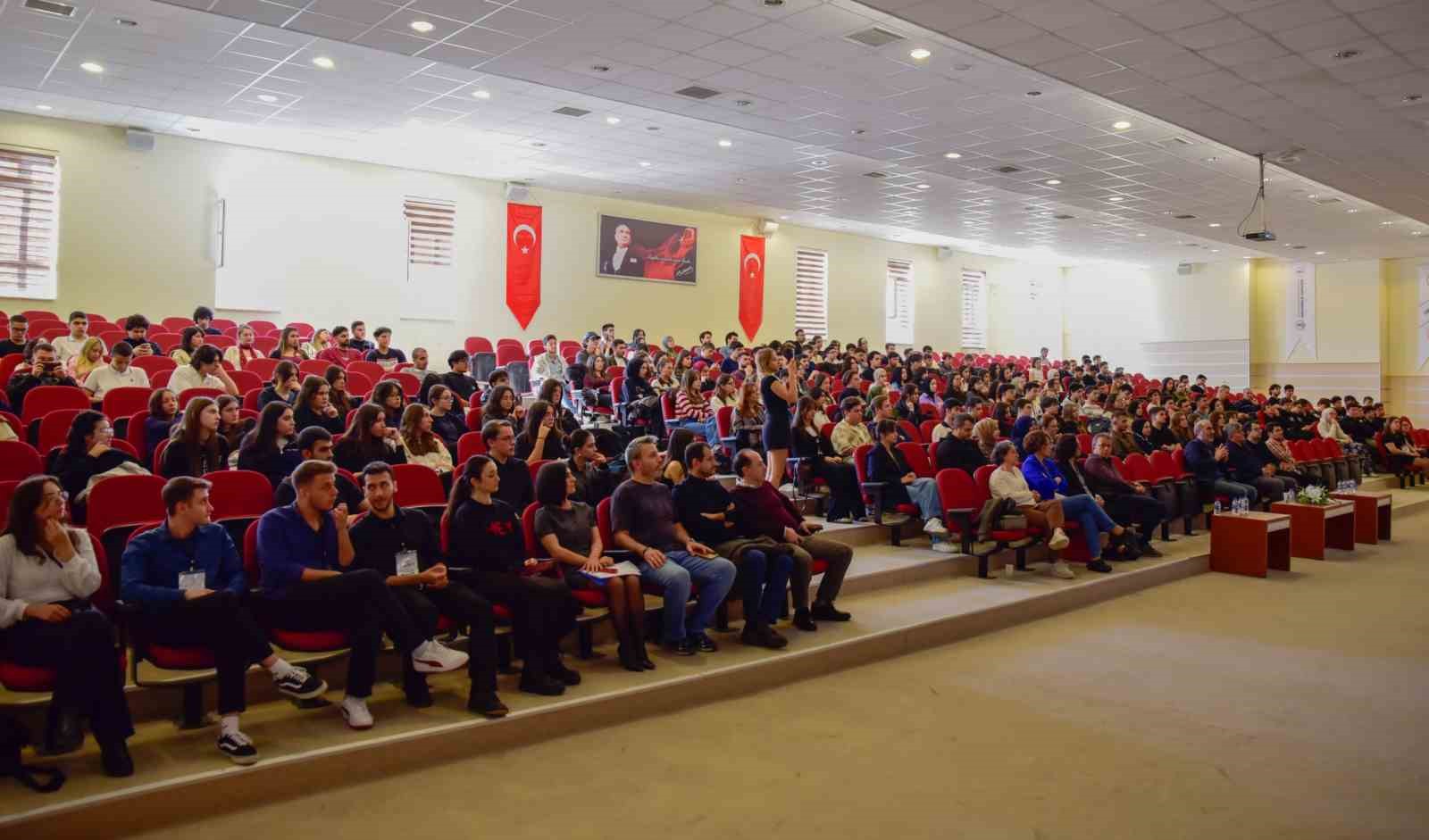 TUSAŞ baş test pilotundan öğrencilere ’gökyüzü dersleri’
