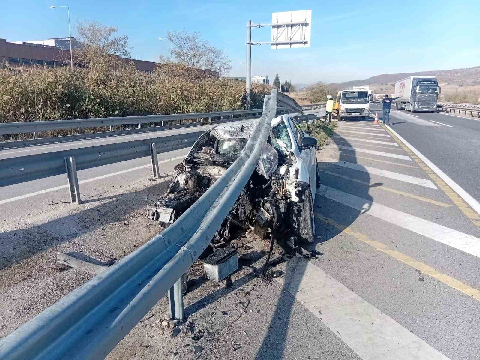 Bilecik’te kontrolden çıkan otomobil bariyerlere çarptı; 6 kişi yaralandı