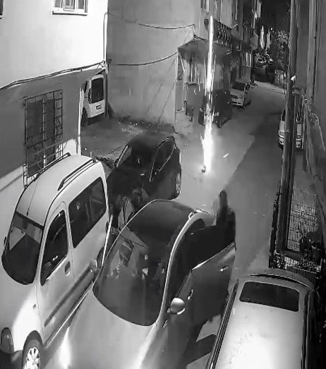 Gece yarısı bebeklerin uykusunu havai fişeklerle böldüler