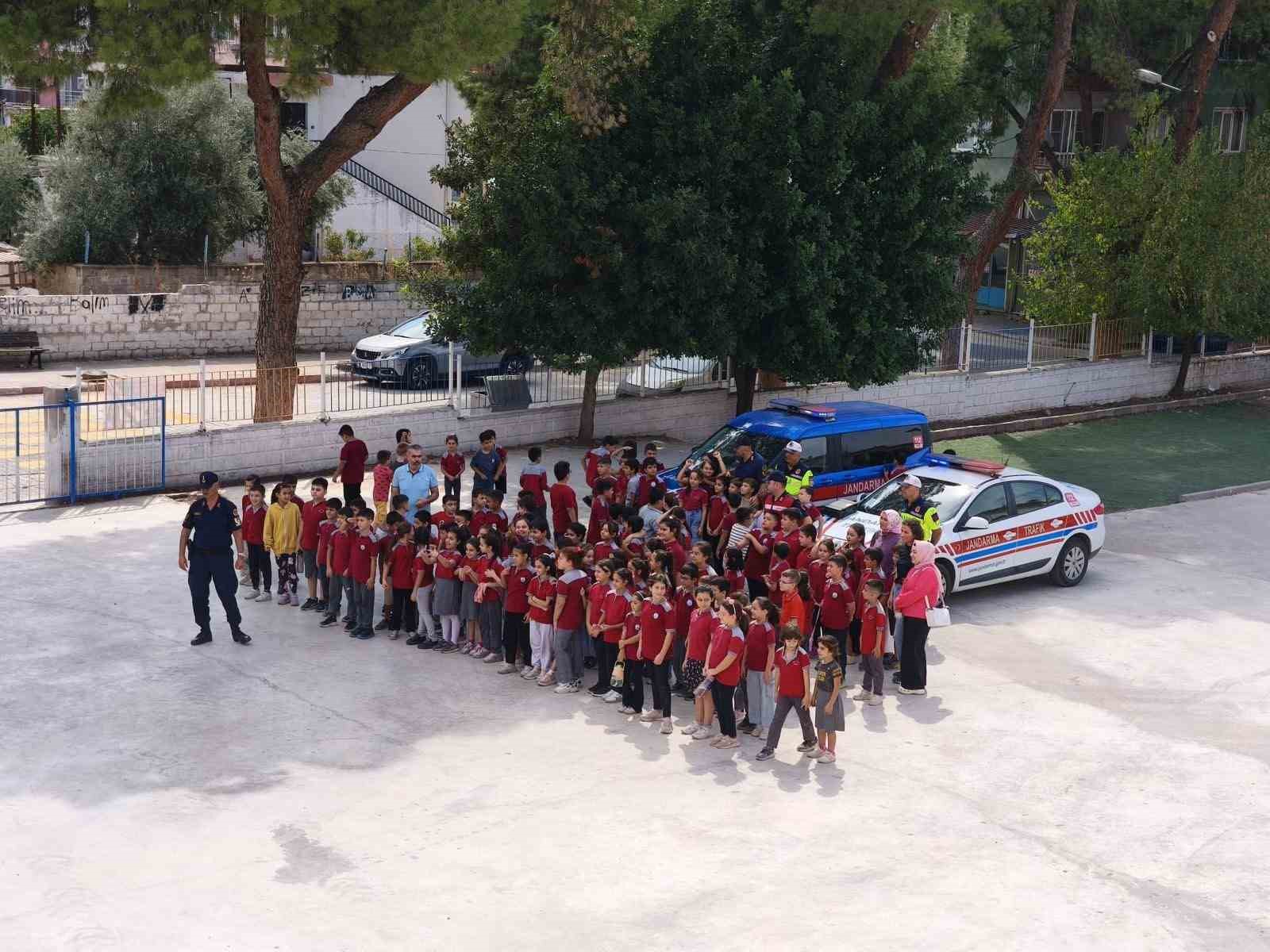 Buharkent&rsquo;te Jandarma, minik &ouml;ğrencilere g&ouml;revlerini anlattı
