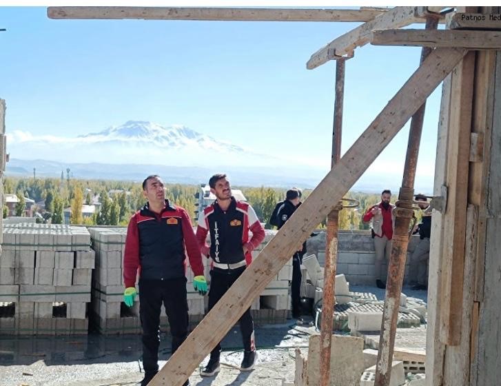 Patnos&rsquo;ta inşaat kazası: 2 iş&ccedil;i yaralandı
