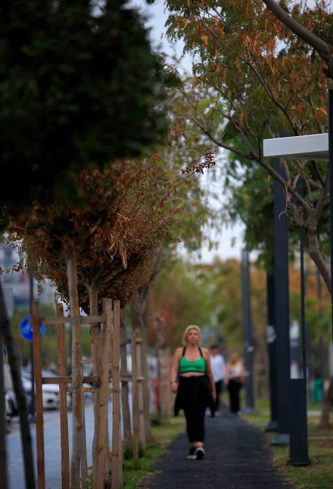 Antalya’da kasım ayında denize girmenin keyfini çıkardılar
