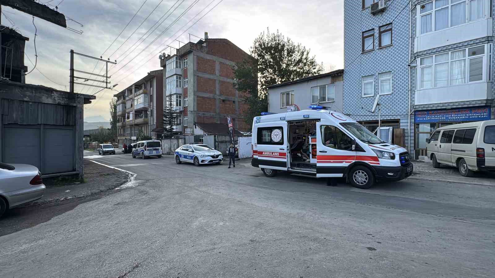 Karab&uuml;k&rsquo;te evin mutfağında &ccedil;ıkan yangında anne ve oğlu dumandan etkilendi
