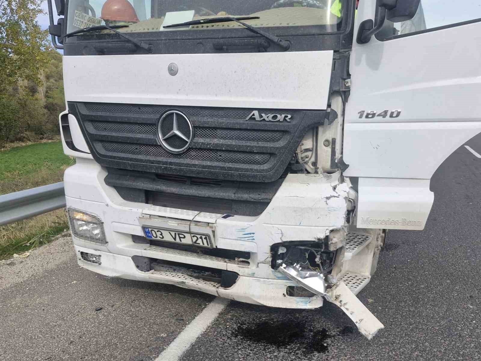 Uşak’ta otomobil ile tır çarpıştı: 1 yaralı