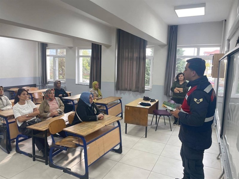 Jandarma’dan kadınlara KADES ile UYUMA anlatıldı
