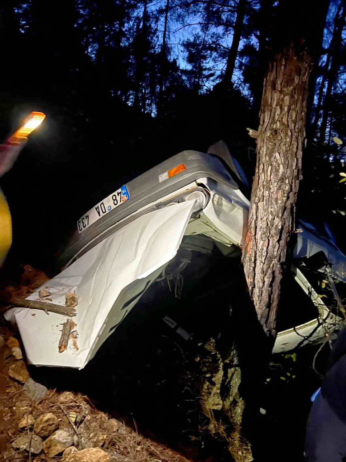 U&ccedil;uruma yuvarlanan ara&ccedil;taki vatandaşı AFAD ekipleri &ccedil;ıkardı
