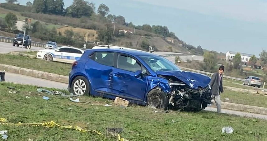 Sakarya&rsquo;da iki otomobil &ccedil;arpıştı: 1&rsquo;i ağır 5 yaralı
