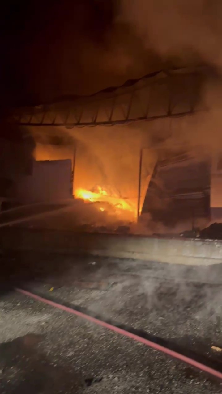 Antalya’da paketleme fabrikası alev alev yandı