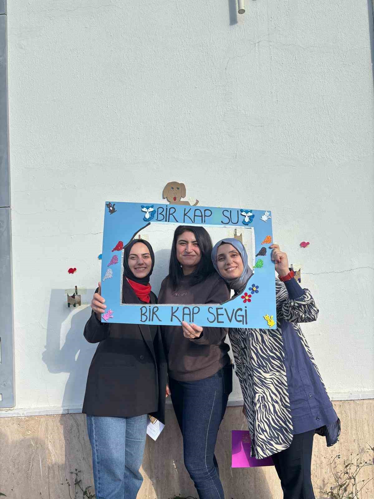 Üniversite öğrencilerinden ’Bir Kap Su, Bir Kap Sevgi’ farkındalık etkinliği
