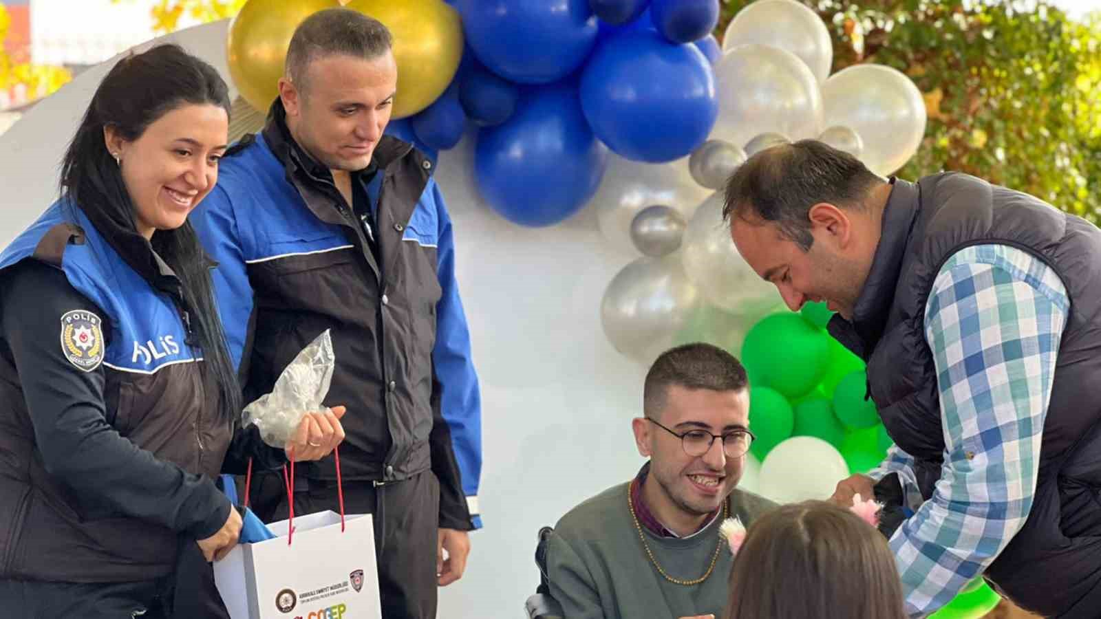 Polislerden cam kemik hastası Buğra’ya davullu, zurnalı doğum günü

