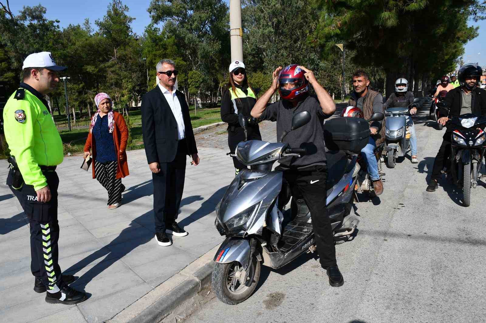 Dörtyol’da polis ekipleri, motosiklet sürücülerine kask dağıttı
