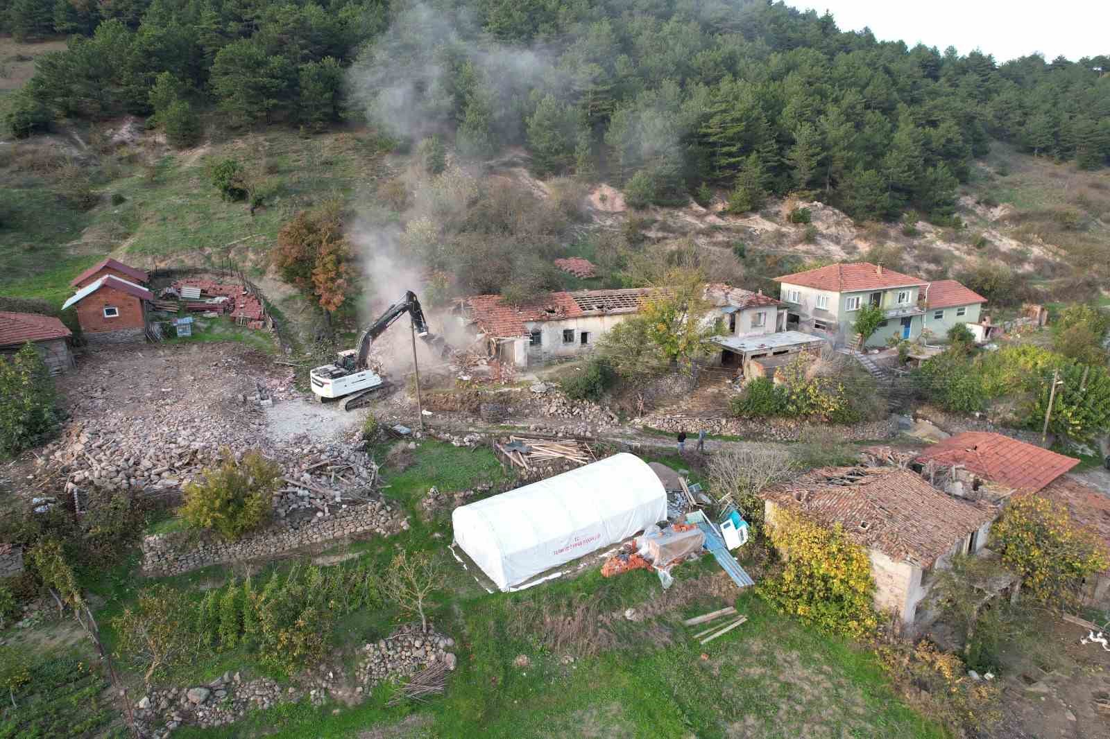 Sındırgı’da depremde hasar gören yapıların yıkımı kırsalda sürüyor
