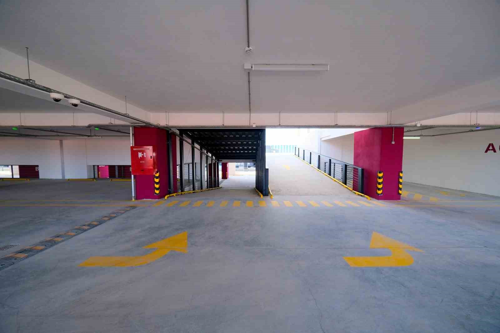 530 araçlık katlı otopark hizmete başladı
