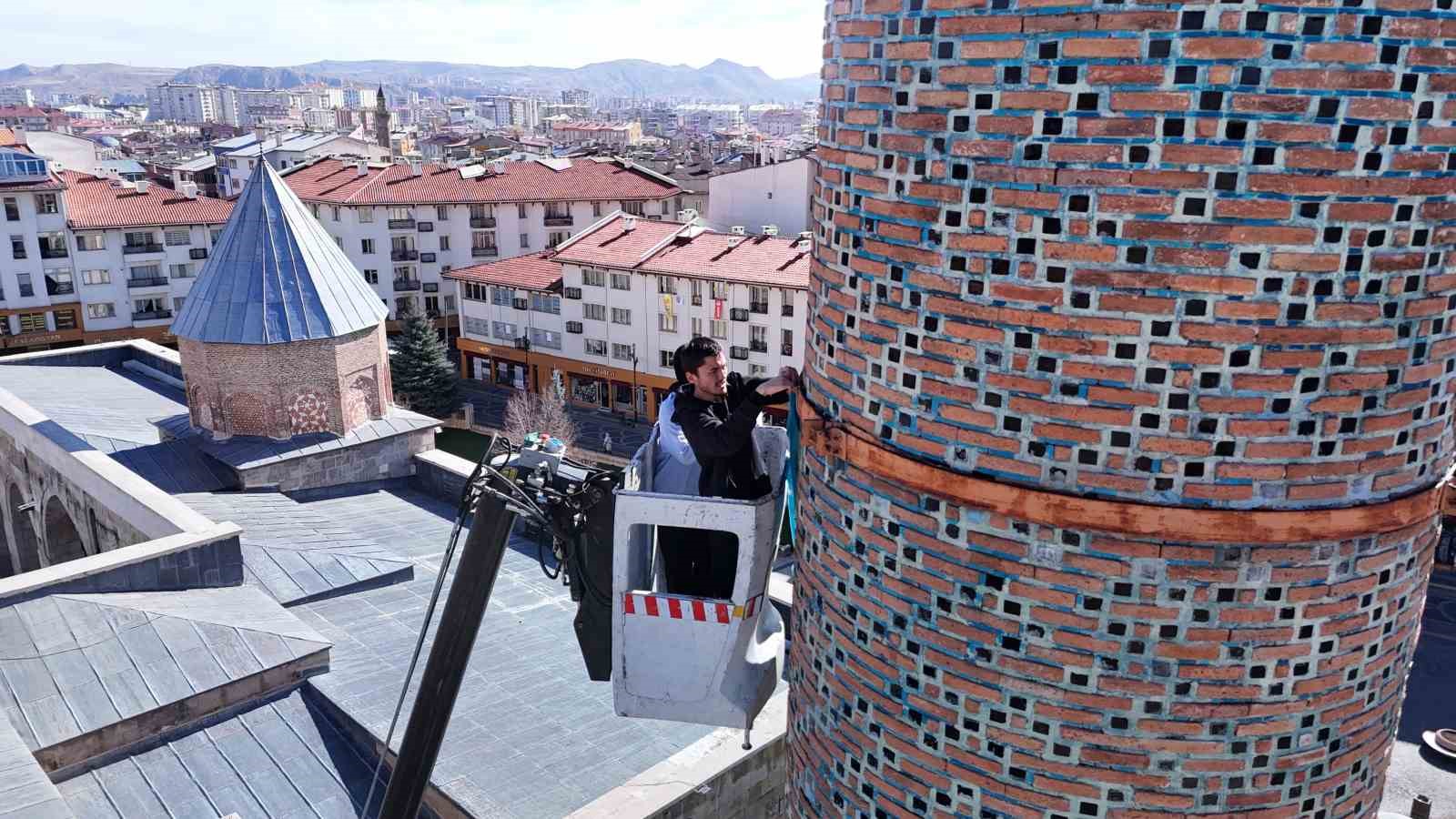 Doğu Türkistan’daki zulme dikkat çekmek istediler, 8 asırlık medreseye Doğu Türkistan bayrağı astılar
