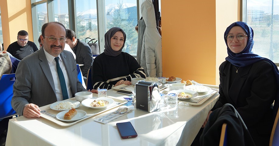 ET&Uuml;&rsquo;l&uuml; Mezunlar aynı &ccedil;atı altında yeniden bir araya geldi
