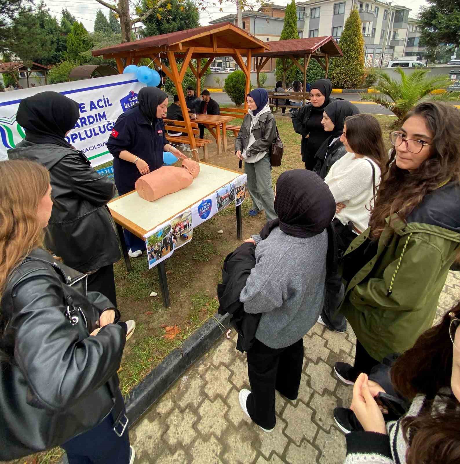 Öğrenci toplulukları stantlarda çalışmalarını tanıttı
