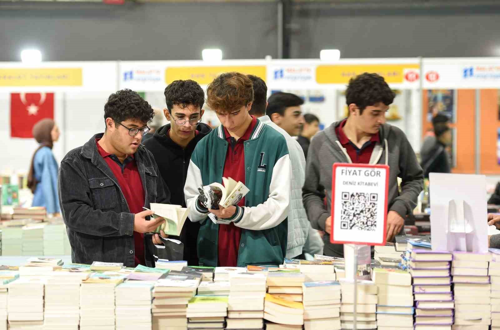 Malatya’da kitap fuarına 7’den 70’e yoğun katılım
