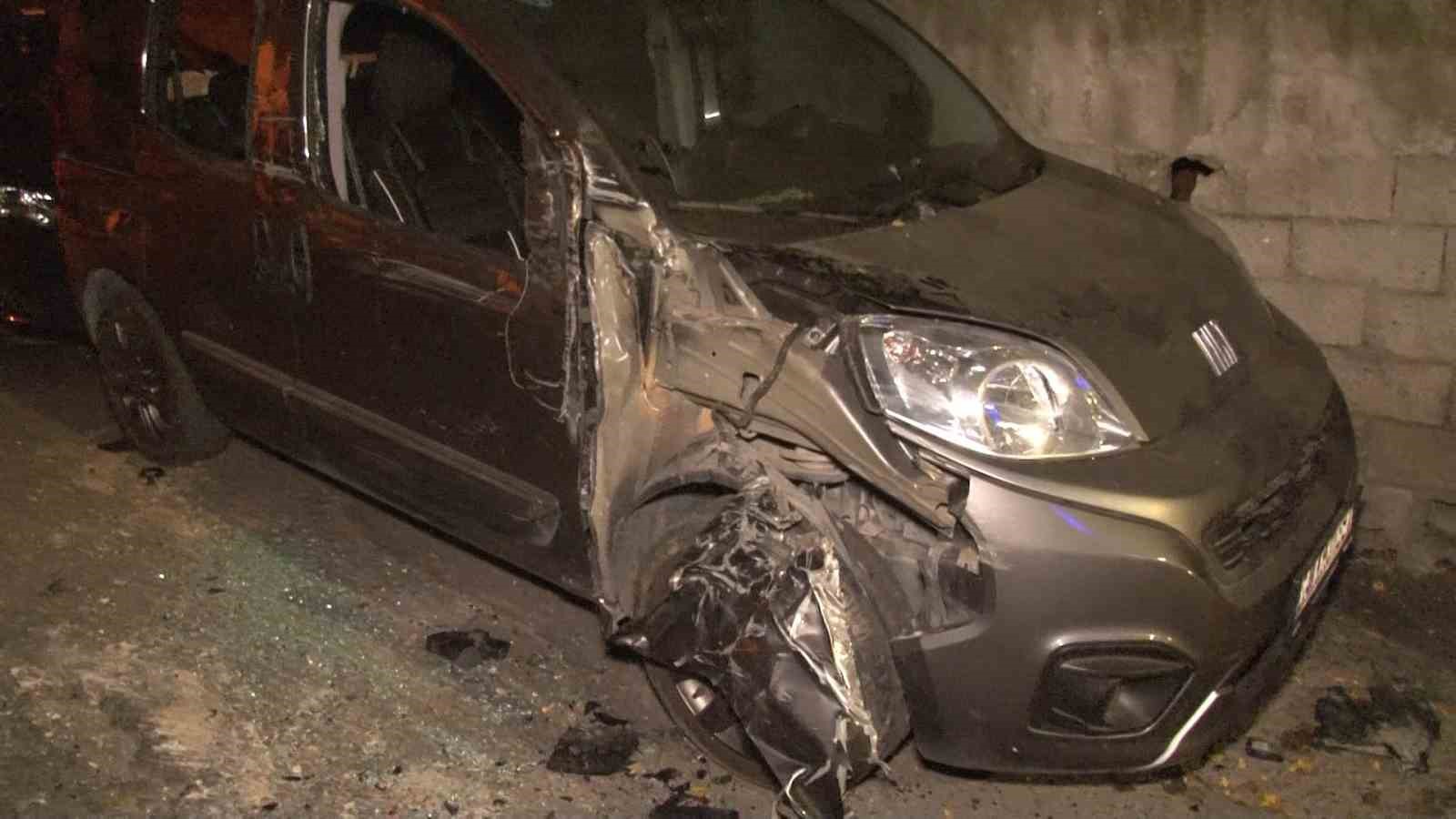 Eyüpsultan’da sokağa dalan vinç dehşet saçtı: Mahalleli sokağa döküldü
