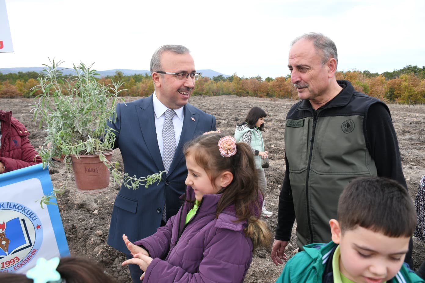 Öğrenciler fidanları toprakla buluşturdu
