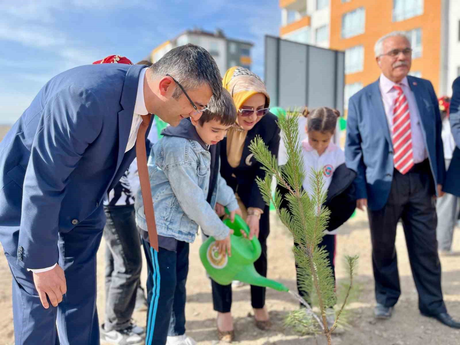 Niğde’de fidanlar toprakla buluştu
