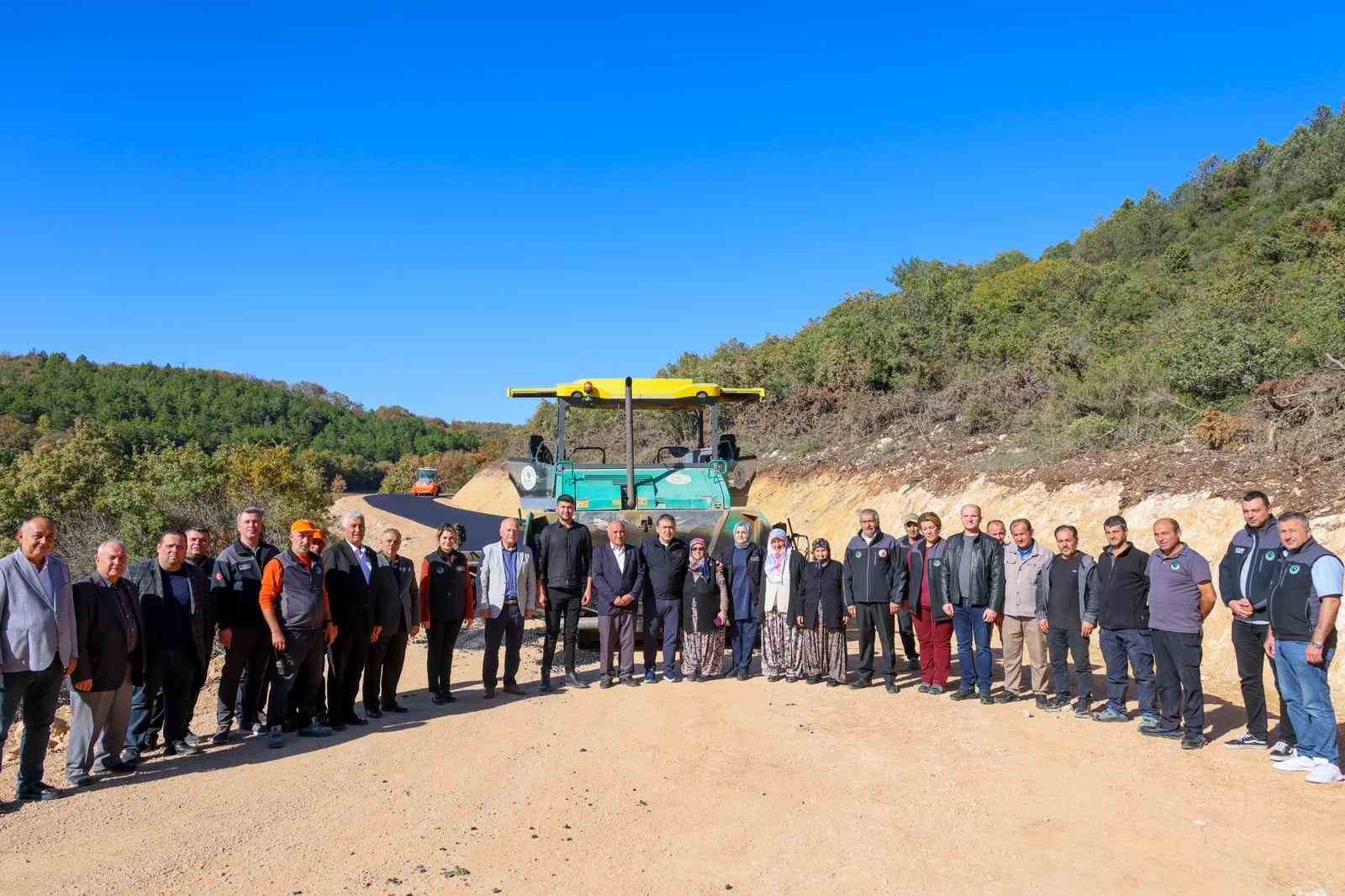 Köyünün ilk asfaltını Sebahat teyze attı
