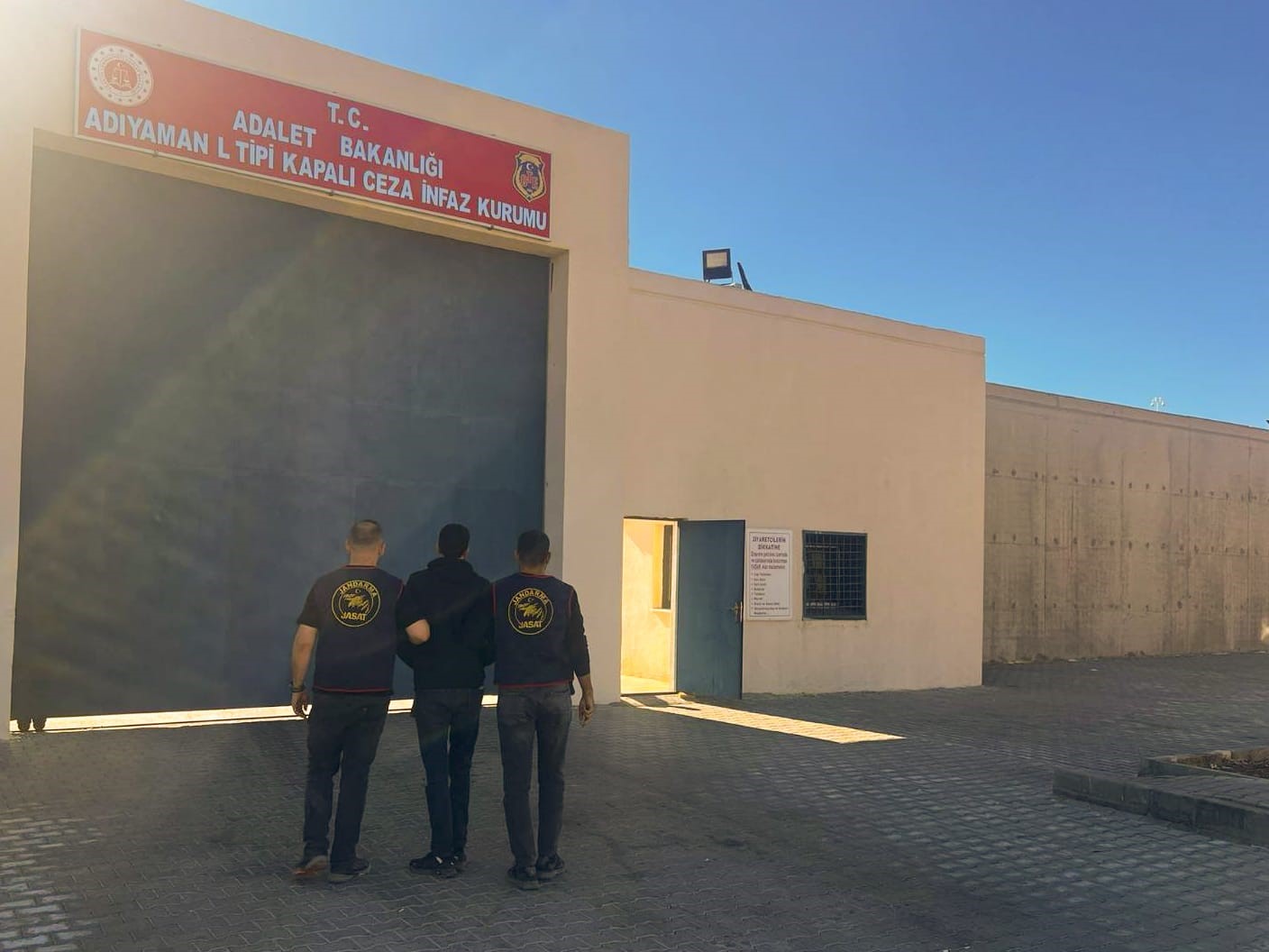 Araması bulunan 3 şahıs yakalandı
