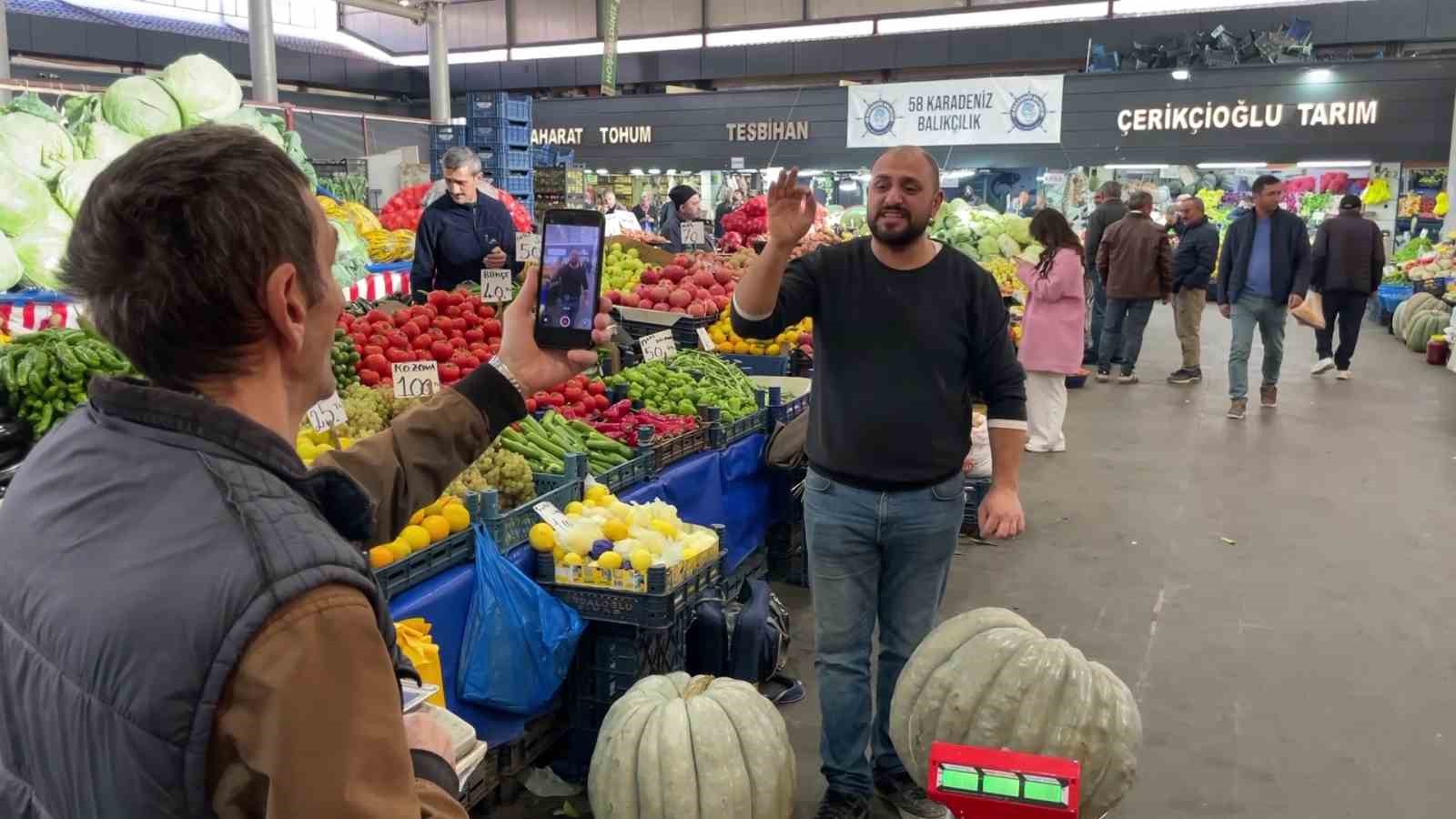 Ele avuca sığmayan 60 kiloluk bal kabağı el arabasıyla taşınıyor
