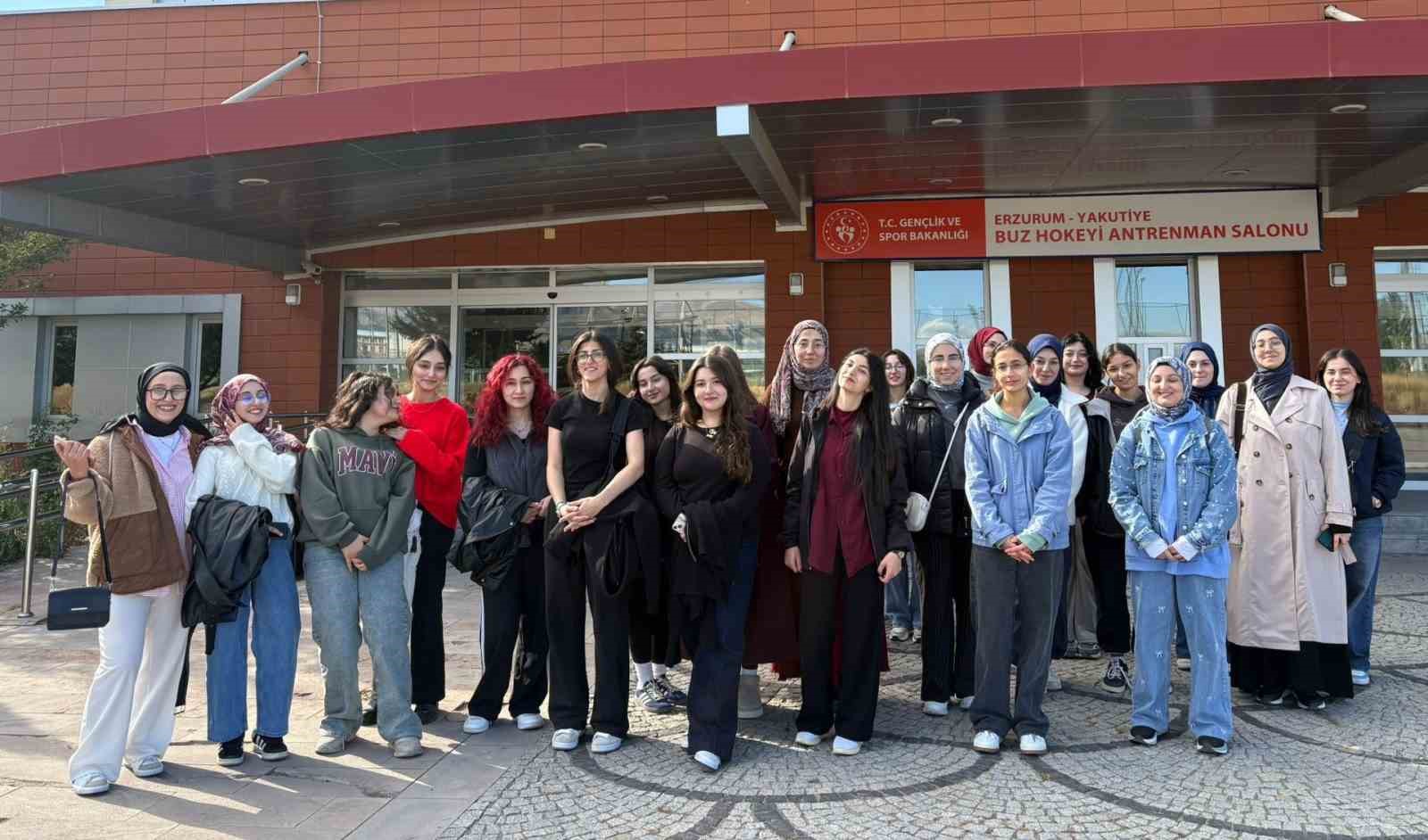 Hem okuyorlar hem buz pateni öğreniyorlar
