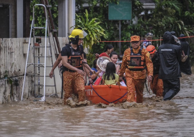 Filipinler'i Kalmaegi Tayfunu vurdu: 2 ölü