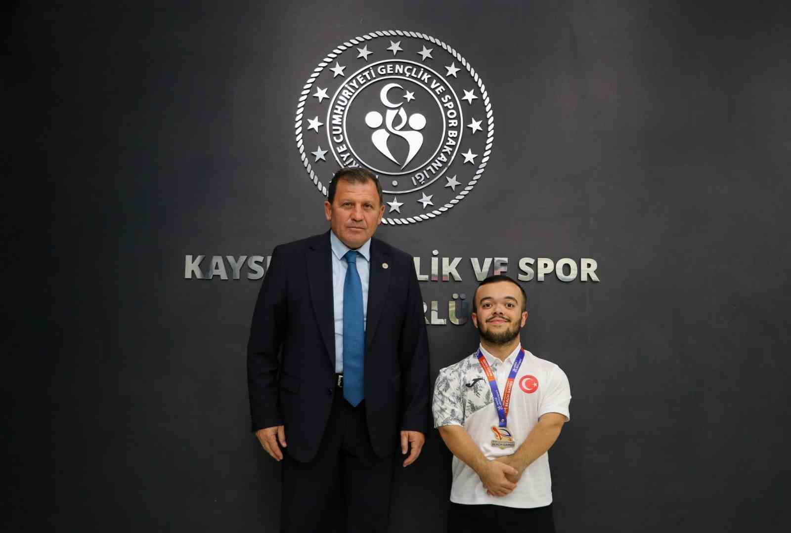 Şampiyondan İl Müdürü Kabakcı’ya ziyaret
