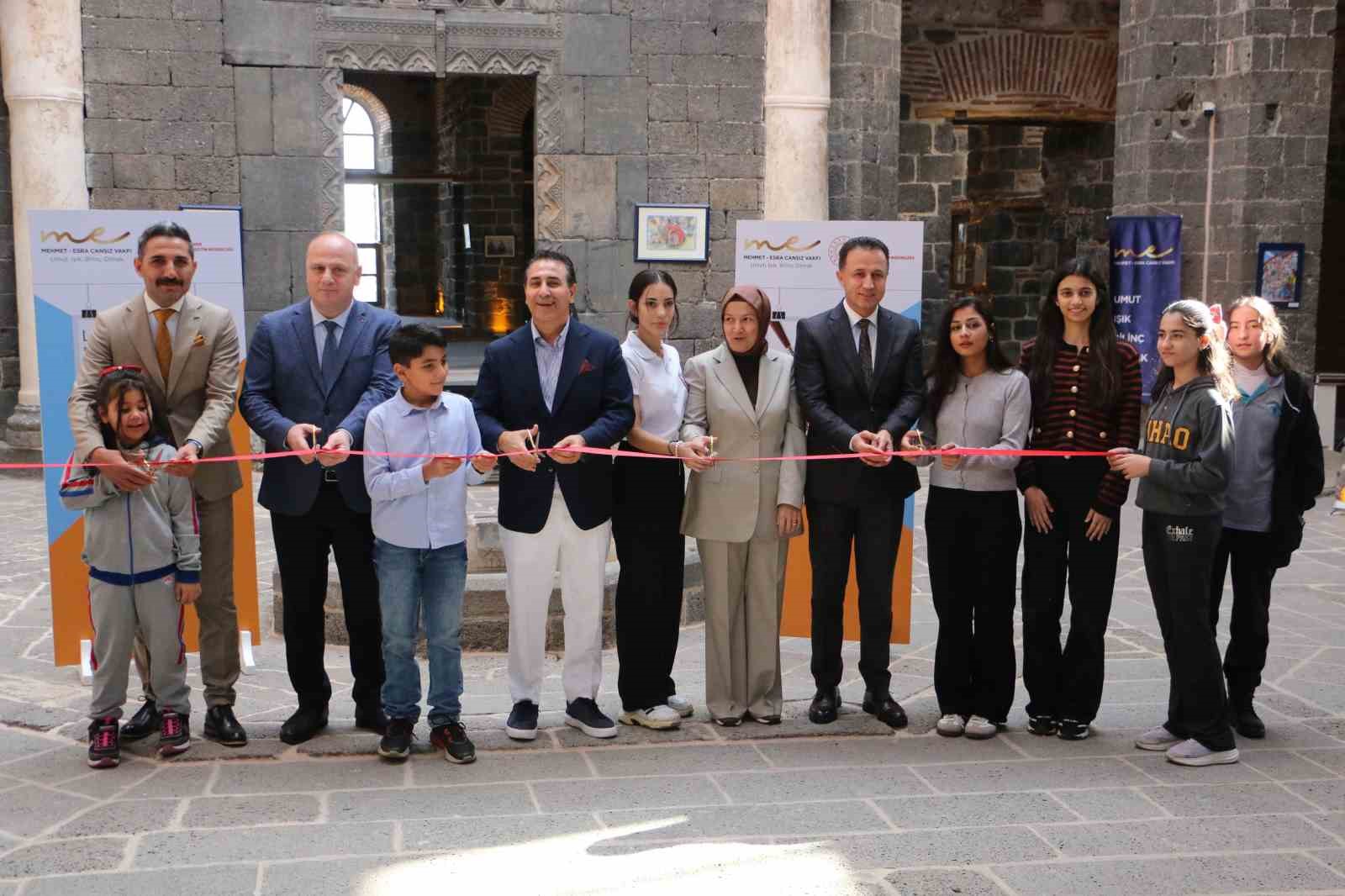 Diyarbakır’da sanatla buluşan genç yetenekler ödüllerini aldı
