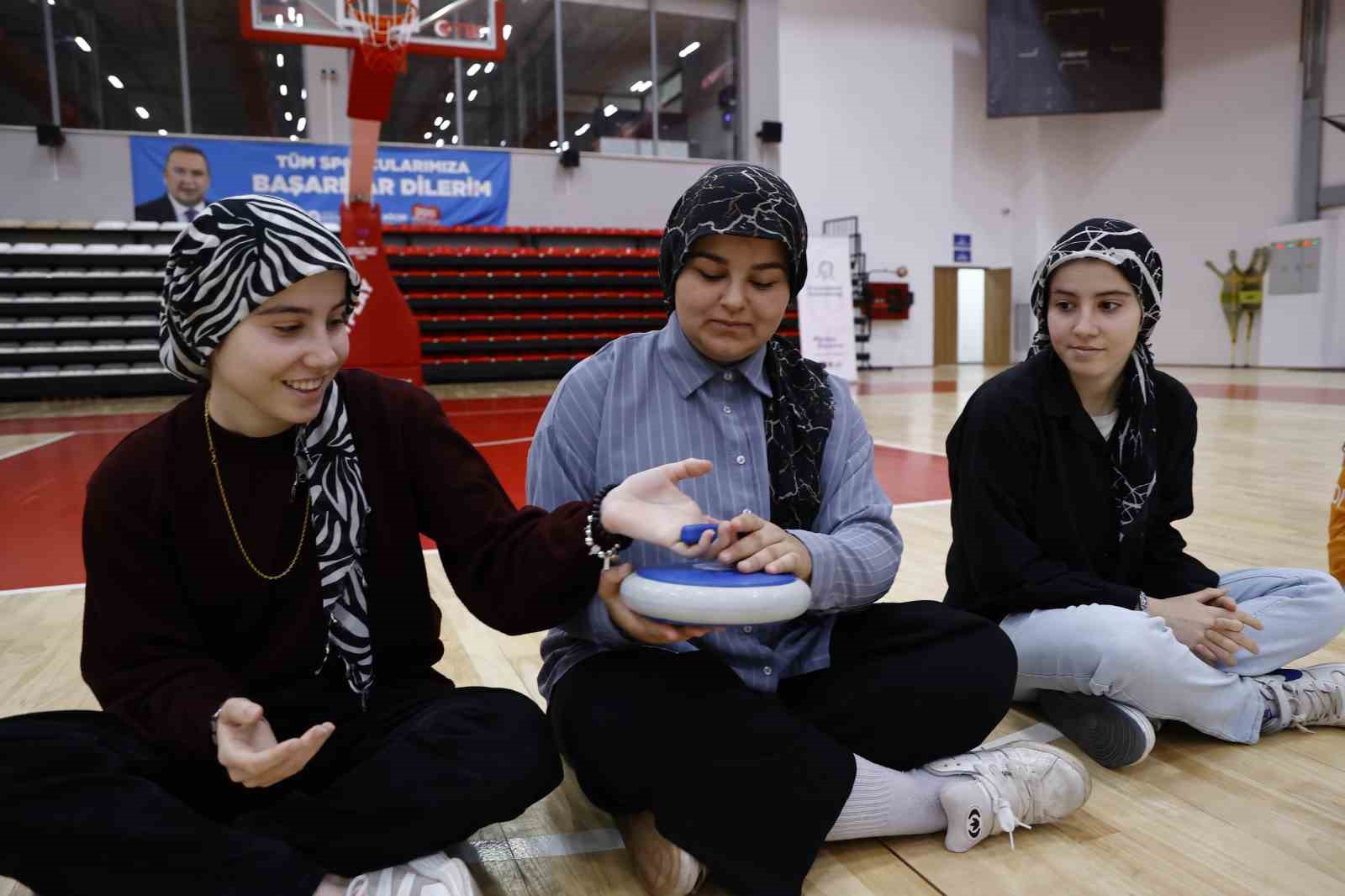 Büyükşehir kız çocuklarını floor curling sporu ile tanıştırdı
