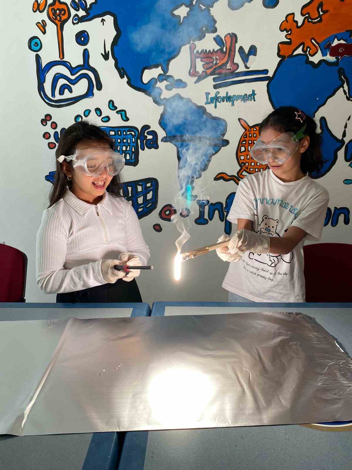 Muğla Gençlik Merkezi Fen Bilimleri Atölyesi’nde çocuklar eğlenerek öğreniyor
