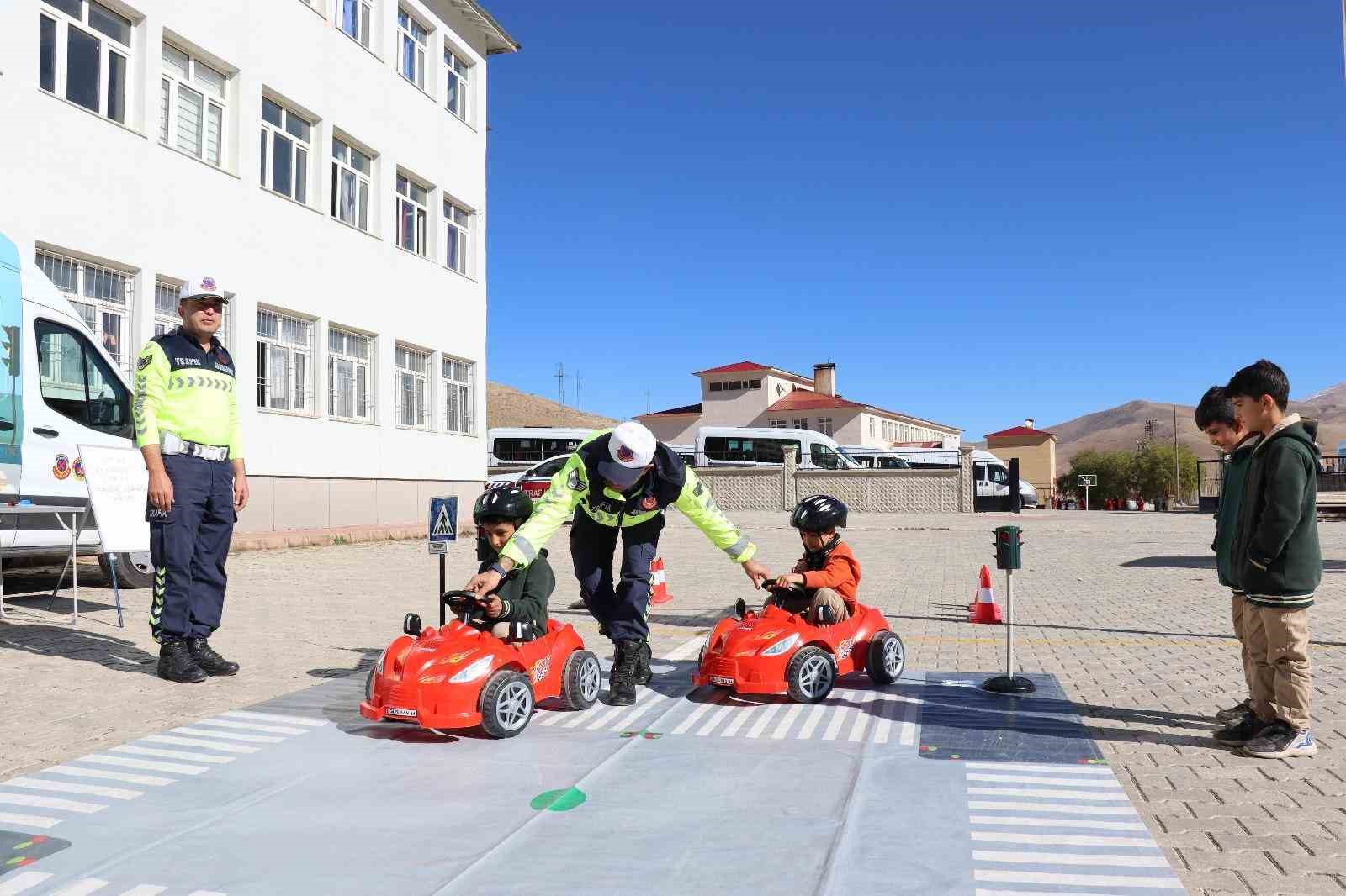 Çatak’ta öğrencilere uygulamalı trafik güvenliği eğitimi
