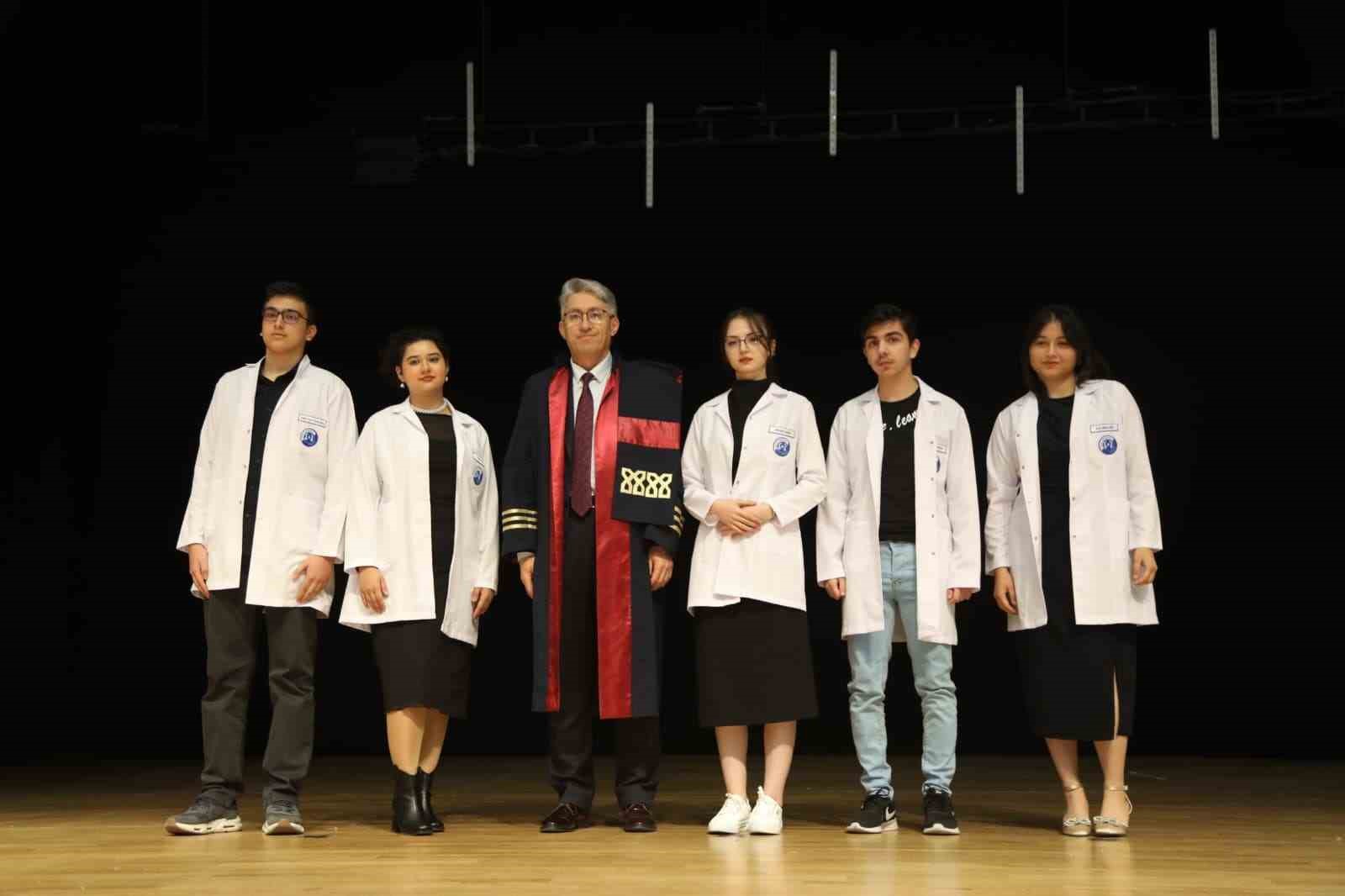 ERÜ Tıp Fakültesi’nde dönem 1 öğrencileri törenle önlük giydi
