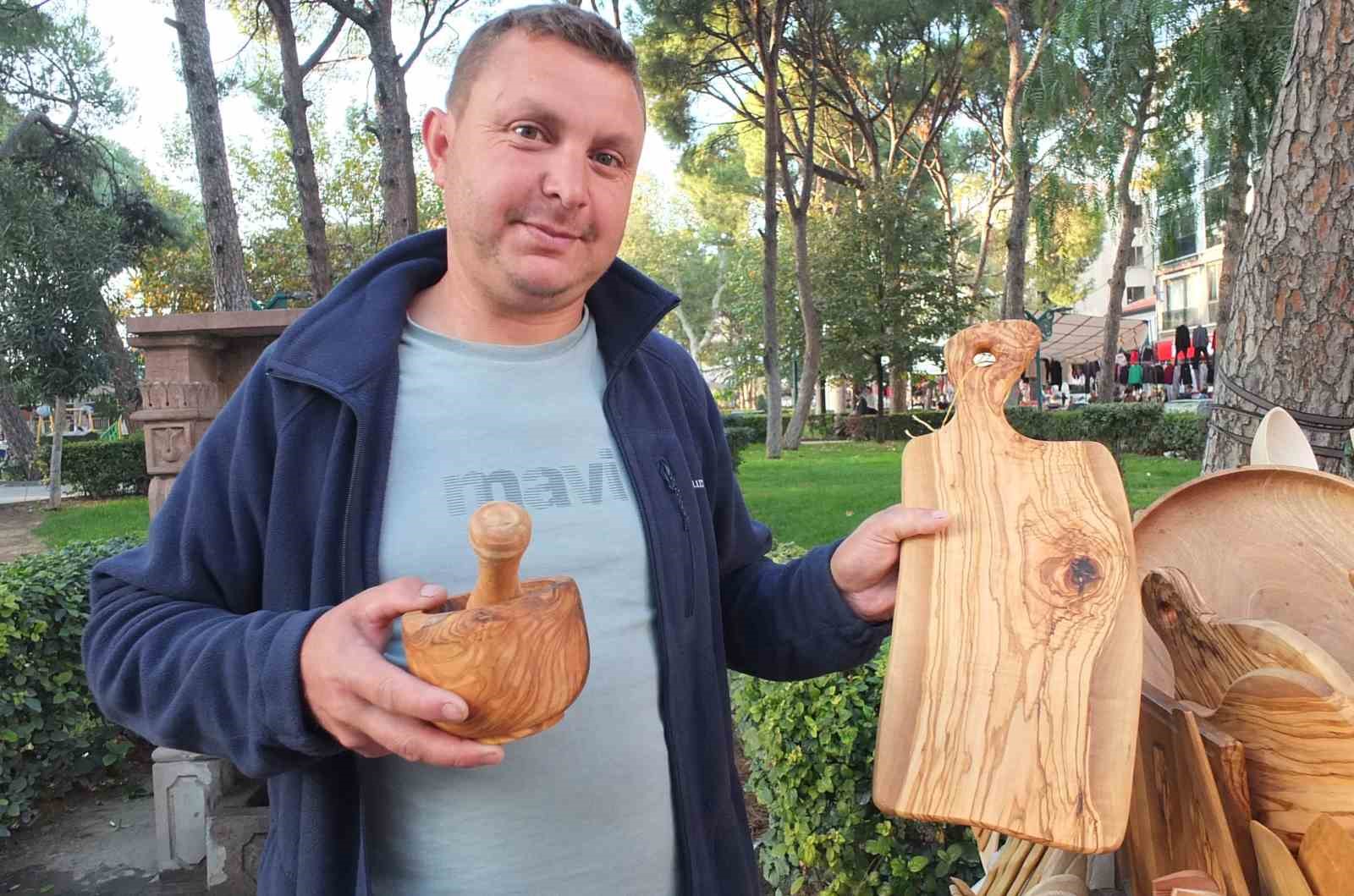 Yakacak olarak kullanılan zeytin odunlarını mutfak gereçlerine dönüştürüyor