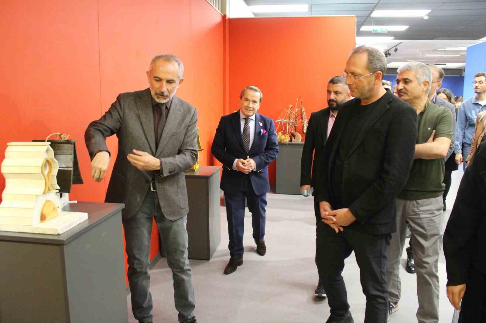 Doğada bulduğu ahşap parçalarını kuş evini çevirdi