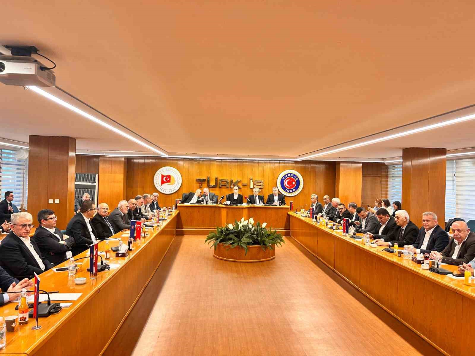 TÜRK-İŞ Genel Başkanı Atalay: "Yeni bir düzenleme olmazsa Asgari Ücret Tespit Komisyonu’na katılmayacağız"
