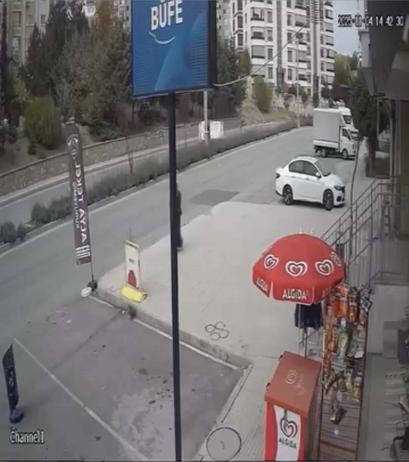 Elazığ’da aracın yan yattığı kaza kamerada