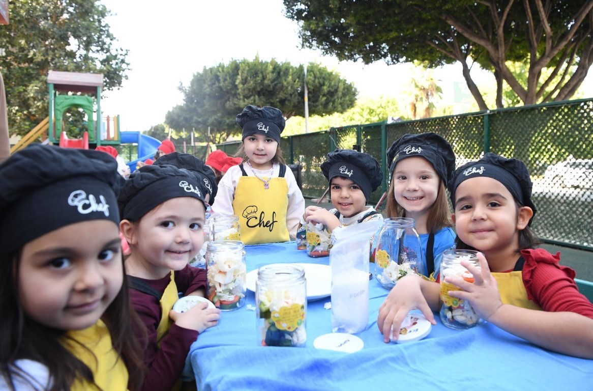 Turşular Konyaaltı’nın minik elleriyle kuruldu
