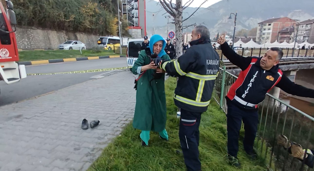 Filyos Çayı’na düşen yavru kedi kurtarıldı
