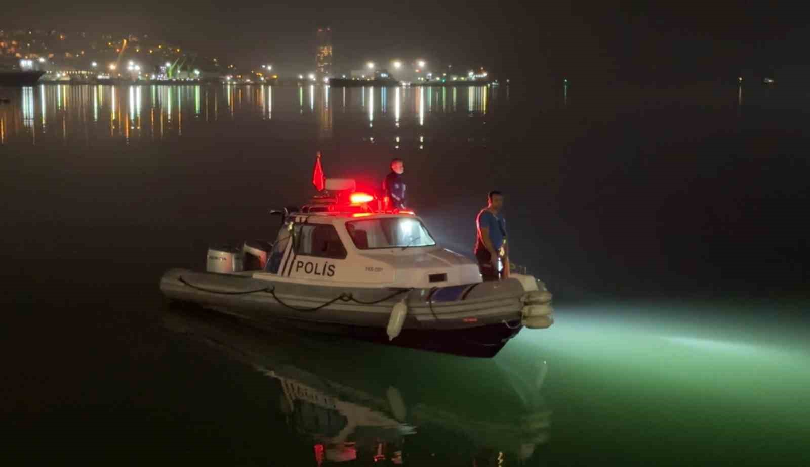 Denize atlamak isteyen gen&ccedil; kızı anne ve babası ikna etti
