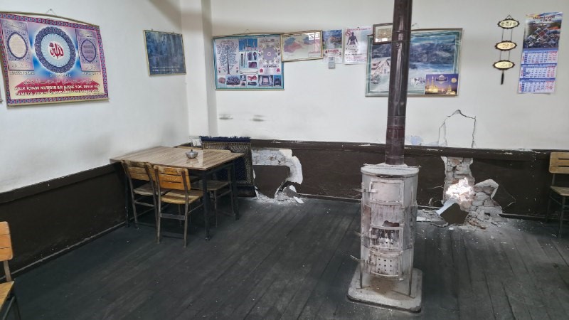 Erzincan&rsquo;da yıkım faciasından d&ouml;n&uuml;ld&uuml;: M&uuml;şteriler &ccedil;aylarını bırakıp canlarını kurtardı
