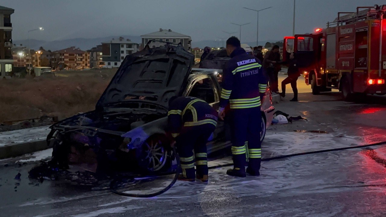 Erzincan’da seyir halindeki otomobil alev aldı: 2 kişi son anda kurtuldu