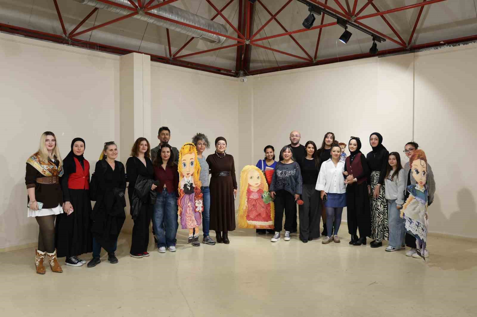 "Çocukluk Düşleri" kişisel sergisi sanatseverlerle buluştu
