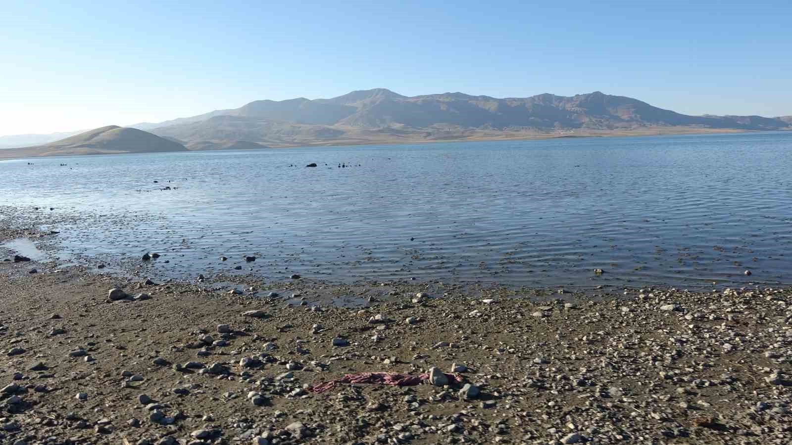 Erçek Gölü’nde su çekilince mikrobiyalitler ortaya çıktı
