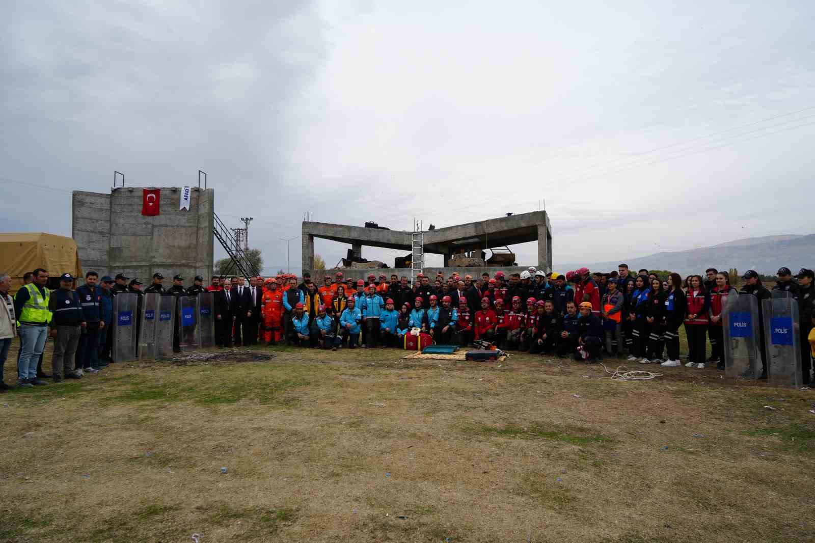 Erzincan’da 6,4 büyüklüğünde deprem tatbikatı gerçeğini aratmadı
